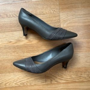 Clarks Collection Women's Grey Leather Kitten Heels Size 7